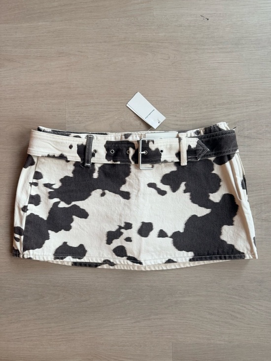 Abercrombie & Fitch Dresses & Skirts - Abercrombie & Fitch Low Rise Belted Denim Mini Skort - Cow Print - Size 28 - NWT